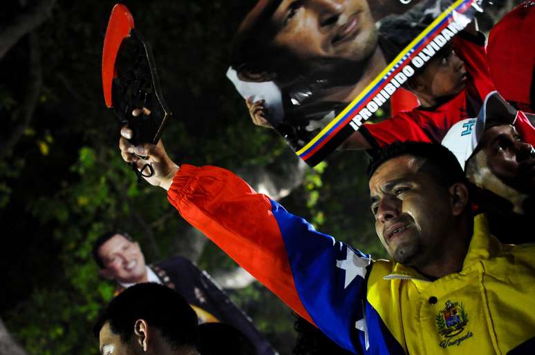 Seguidores de Chávez choram na praça Bolívar, em Caracas