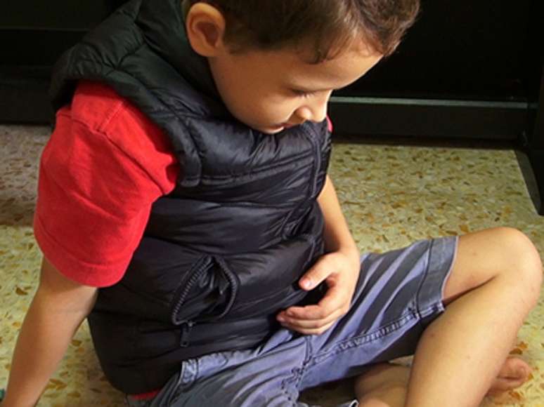 Abra&ccedil;os podem ajudar a acalmar crian&ccedil;as com autismo, diz fabricante da jaqueta