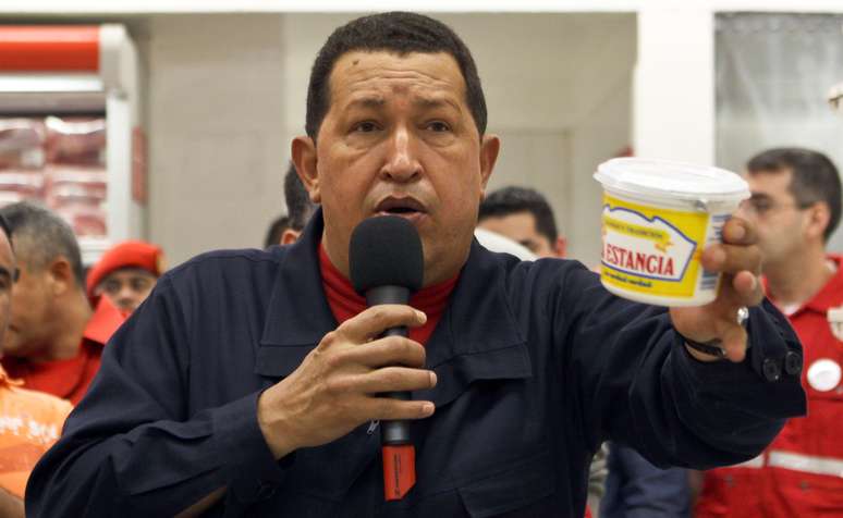 Chávez, durante o lançamento de uma linha estatal de alimentos: legado econômico ambíguo