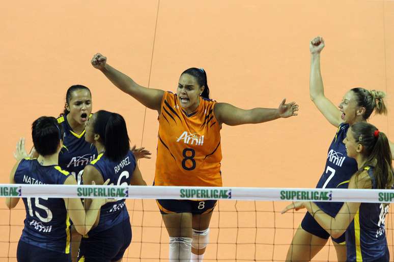 Jogadoras do Vôlei Amil comemoram vitória sobre o Pinheiros