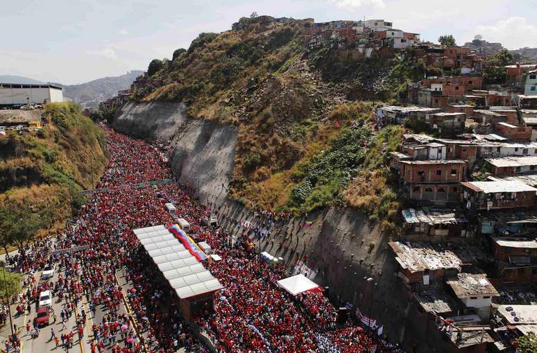 Multidão acompanha cortejo de Chávez pelas ruas de Caracas