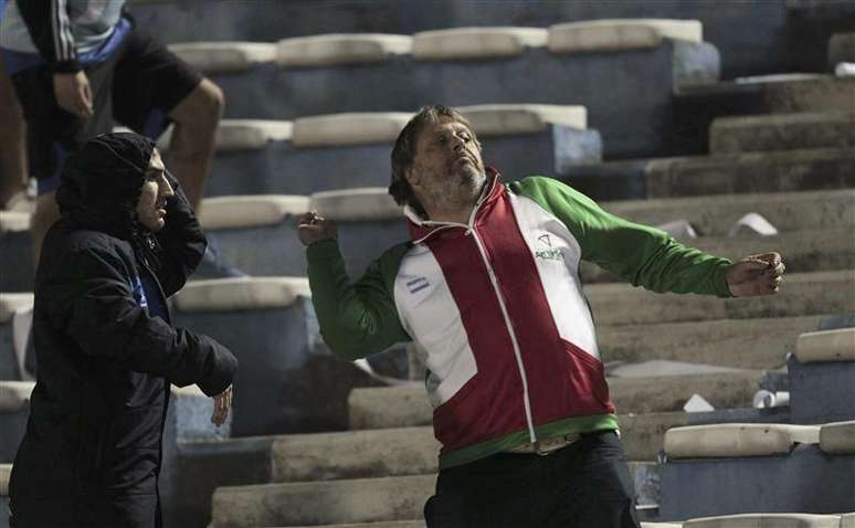 Torcedores do time argentino Vélez Sarsfield jogam objetos na torcida do uruguaio Peñarol durante jogo da Copa Libertadores, em Montevidéu. O Vélez Sarfield terá de jogar sua próxima partida da Copa Libertadores a portas fechadas, depois dos incidentes protagonizados por sua torcida em um jogo contra o Peñarol em Montevidéu, informou a Confederação Sulamericana de Futebol (Conmebol). 26/02/2013