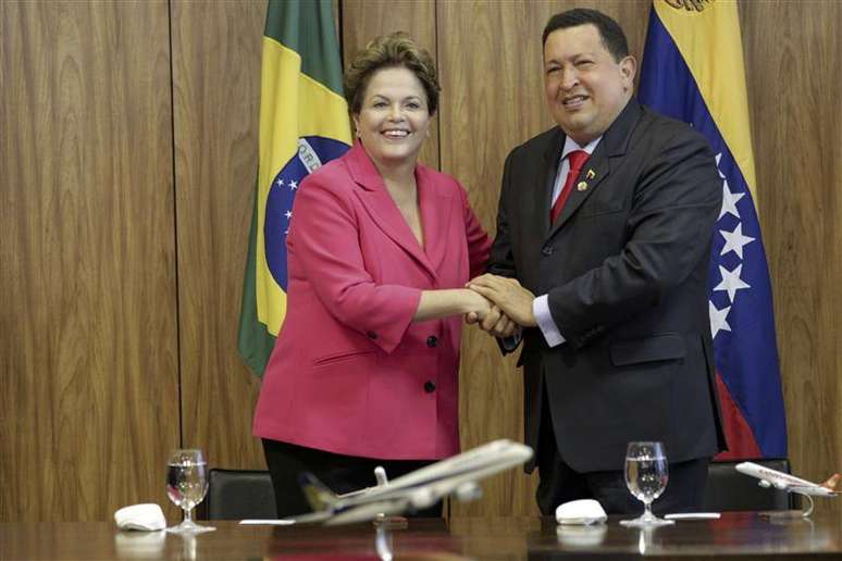 <p>Presidente Dilma Rousseff cumprimenta o presidente da Venezuela, Hugo Chávez, durante cerimônia no Palácio do Planalto, em julho de 2012</p>