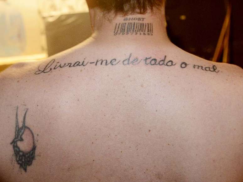 <p>Rafael mostra as tatuagens que acumulou pelo corpo</p>
