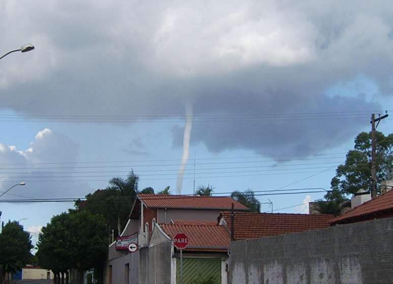 <p>Internauta registrou momento em que tornado passou por Limeira</p>