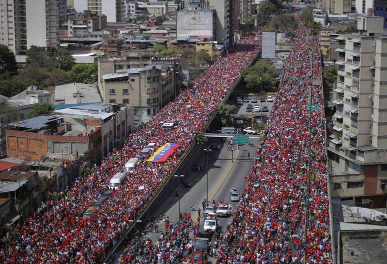 <p>Milhares de apoiadores seguem cortejo de Chávez até a Academia Militar, onde o corpo do presidente será velado até sexta-feira</p>