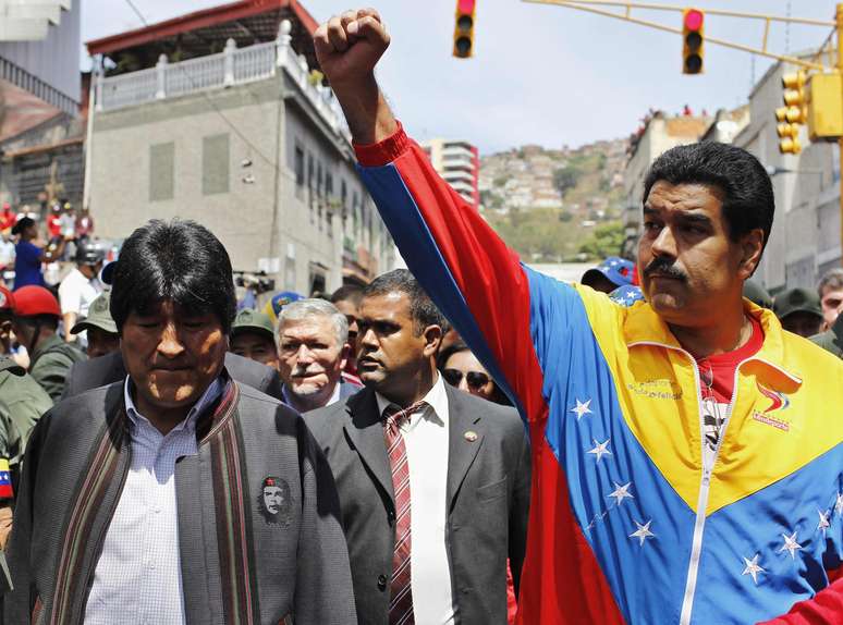 <p>O presidente boliviano, Evo Morales, e o vice de Chávez, Nicolas Maduro, participam do cortejo</p>