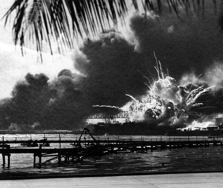Surpreendente ataque à base naval de Pearl Harbor, no Hawaii, sede da frota americana no Pacífico, leva definitivamente os EUA a entrarem na Segunda Guerra Mundial