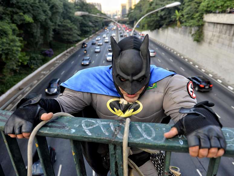 <p>Dois homens descem de rapel fantasiados de Batman e de palhaço para protestar contra a violência em São Paulo nesta quinta-feira</p>