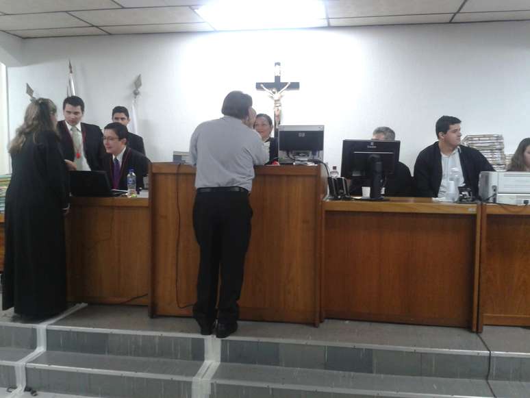 <p>A juíza Marixa Fabiane Rodrigues conversa com os advogados antes de começar a audiência</p>