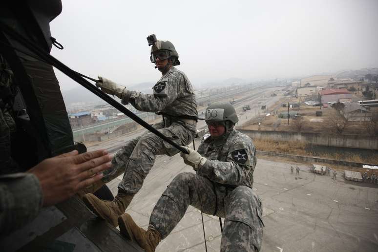 Soldados da 2ª Divisão de Infantaria dos Estados Unidos descem de helicóptero de rapel durante treinamento de assalto aéreo no campo Casey, situado em Dongducheon, ao norte de Seul, capital da Coreia do Sul