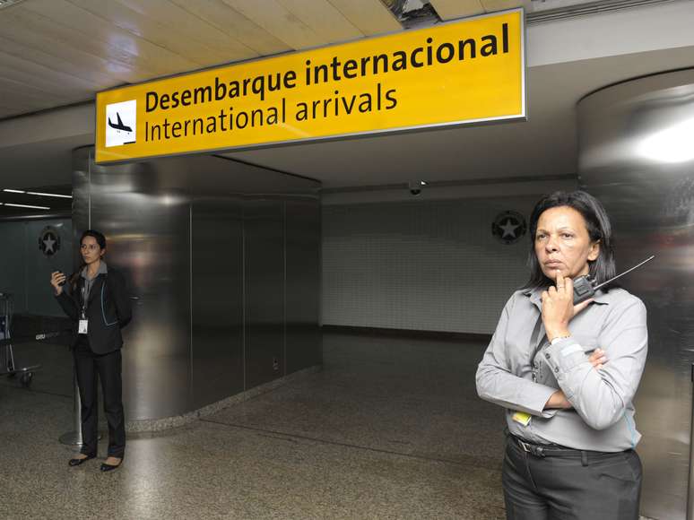 <p>Delegação do Palmeiras não passou pela área de desembarque do Aeroporto de Cumbica, no retorno ao Brasil, após entrar em conflito com torcedores organizados no Aeroparque de Buenos Aires; time usou saída alternativa para evitar contato com os poucos torcedores que aguardavam a equipe em Guarulhos</p>