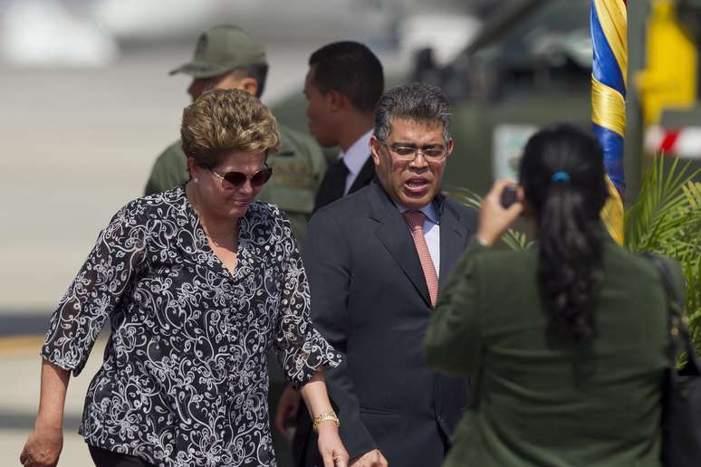 Dilma foi recebida pelo chanceler Elías Jaua