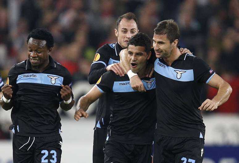 Jogadores da Lazio comemoram gol de Ederson na vitória sobre o Stuttgart