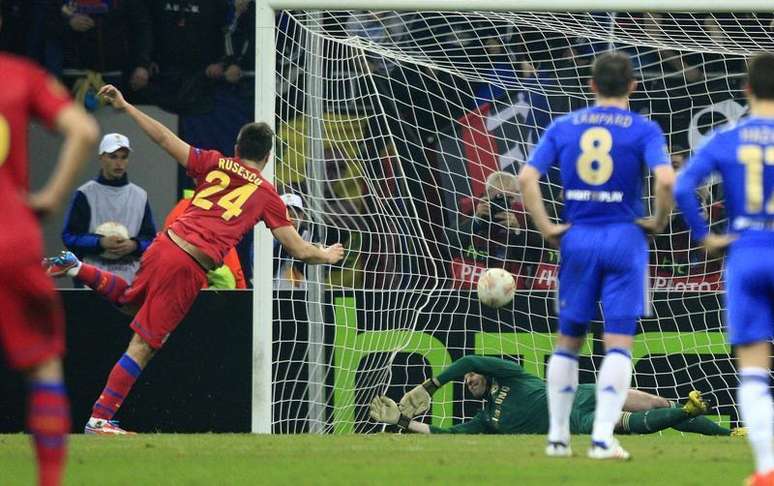 O jogador do Steaua Bucareste Raul Rusescu marca gol de pênalti contra o Chelsea pela Liga Europa nesta quinta-feira.