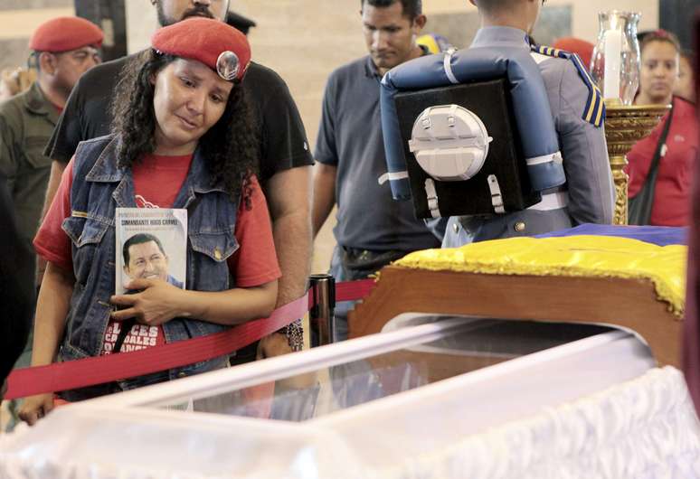 <p>A televisão oficial mostrou imagens do caixão semidescoberto após a morte do líder venezuelano</p>