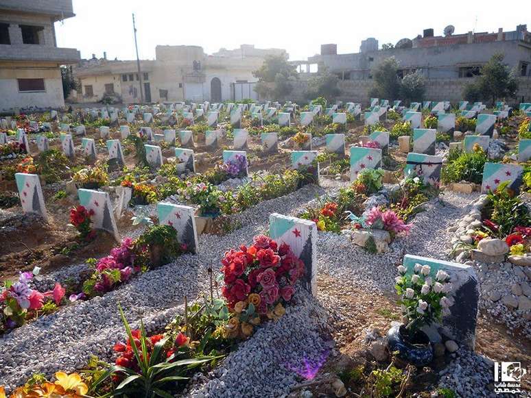 Cemitérios improvisados nos subúrbios de Homs. Segundo ativistas, pessoas enterradas foram vítimas de bombardeios, falta de assistência médica ou, em alguns casos, de frio e fome