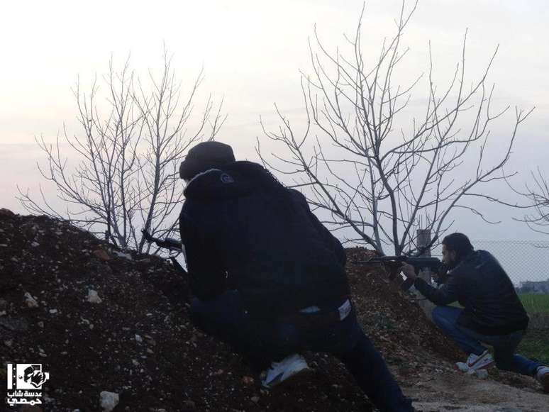 Rebeldes tentam superar frio e cansaço para defender suas posições frente às tropas leais ao presidente sírio Bashar al-Assad