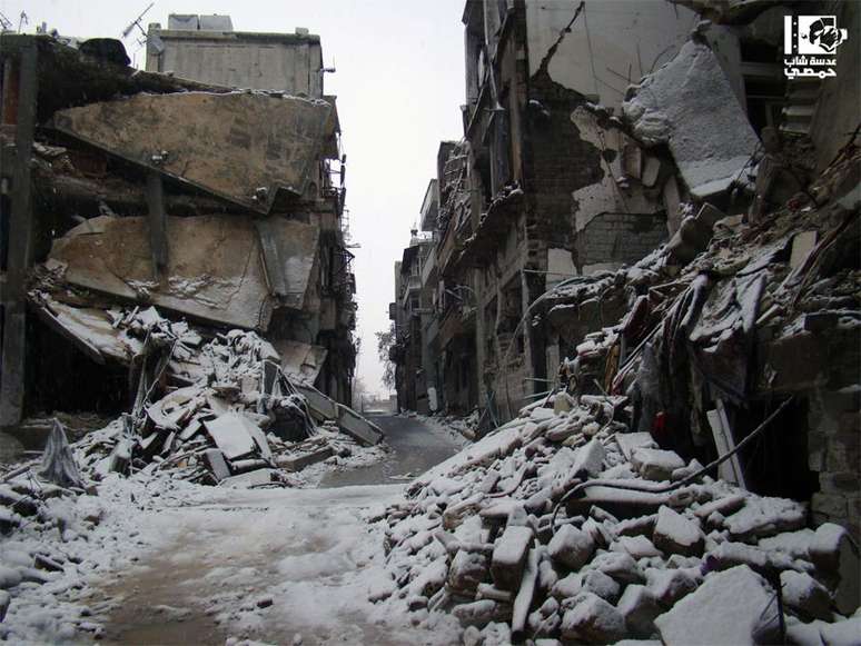 Destruição e escombros cobertos de neve são cenas comuns em Homs