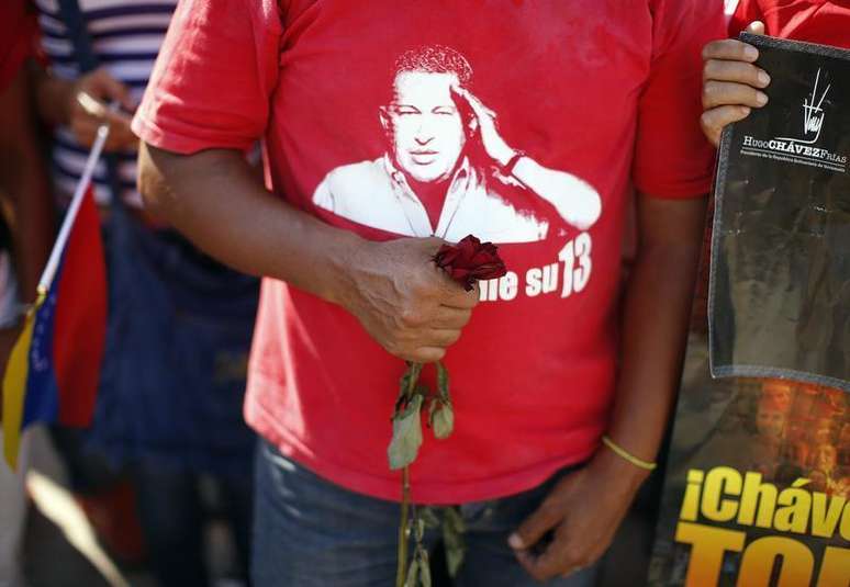 Simpatizante do presidente venezuelano, Hugo Chávez, segura uma flor durante cortejo fúnebre do mandatário na chegada à Academia Militar, em Caracas, na Venezuela, nesta quarta-feira. 06/03/2013