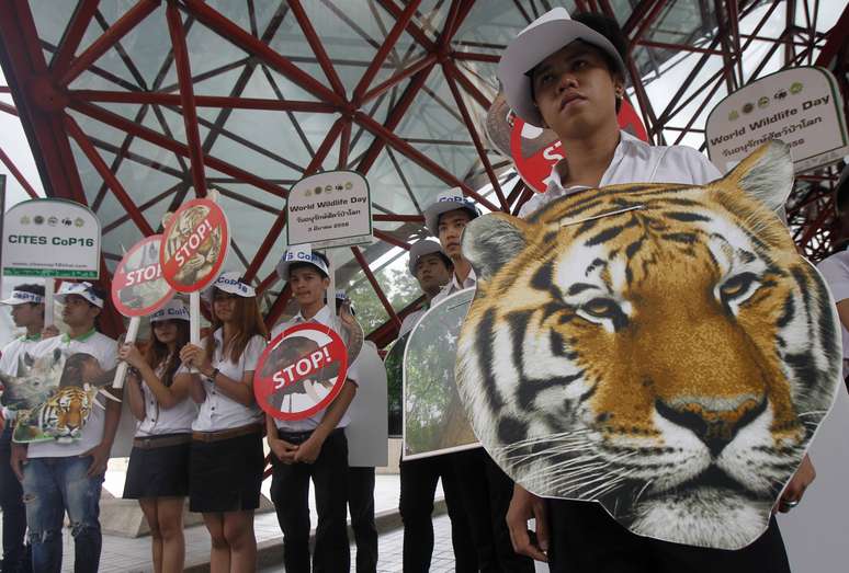 Estudantes protestam contra comércio de espécies ameaçadas antes da abertura do CITES, em Bangcoc, no último domingo