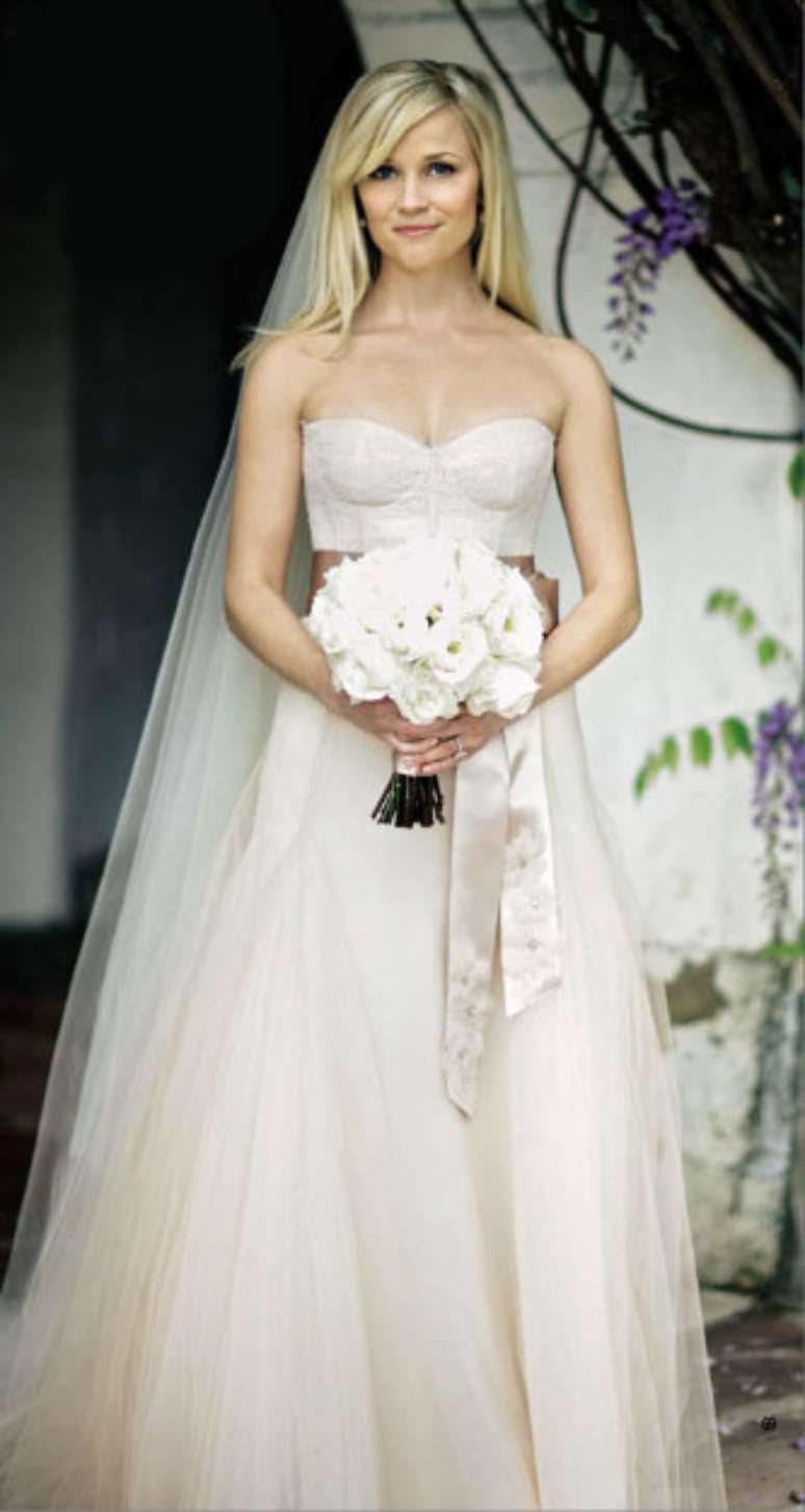 <p>Reese Witherspoon também fugiu do branco neve. O vestido trazia a cintura marcada por uma fita colorida, outra tendência para moda noiva</p>