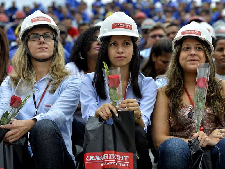 <p>No Dia Internacional da Mulher, trabalhadoras das obras da Arena Corinthians receberam uma surpresa no futuro estádio que sediará a abertura da Copa do Mundo de 2014. Com presentes e flores, elas foram homenageadas pela data especial</p>