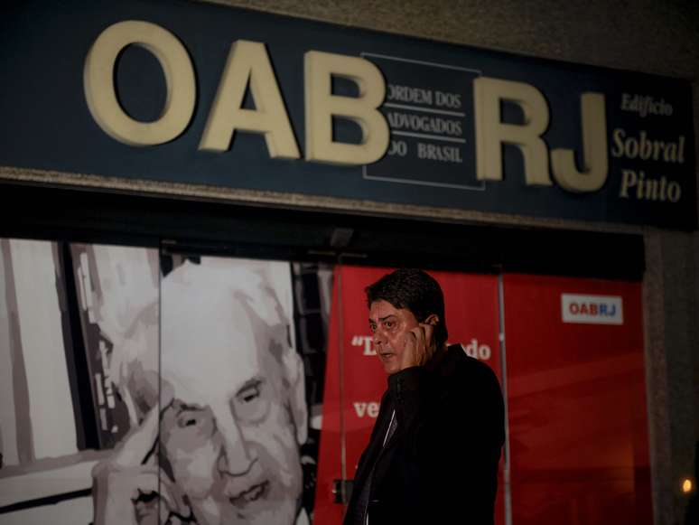 Presidente da OAB-RJ em frente à sede da entidade