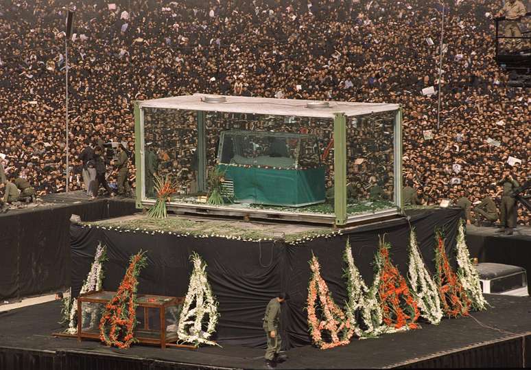 <p>Estima-se que cerca de três milhões de pessoas acompanharam o funeral do aiatolá Khomeini, em Teerã, em 1989. O religioso liderou o Irã após a revolução de 1979</p>