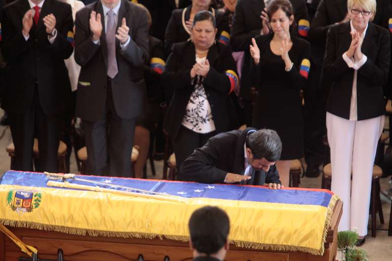 Ahmadinejad se despede de Hugo Chávez durante o funeral do líder venezuelano