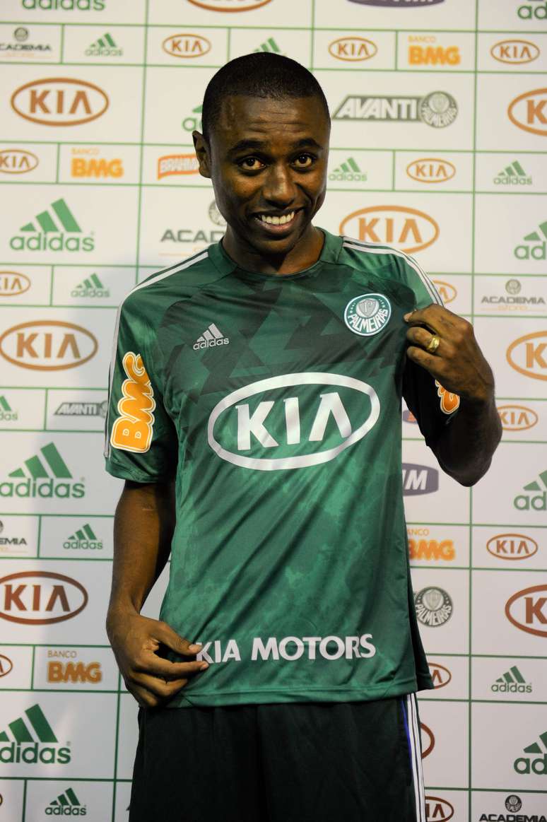<p>André Luiz é o primeiro zagueiro contratado pelo Palmeiras para 2013</p>