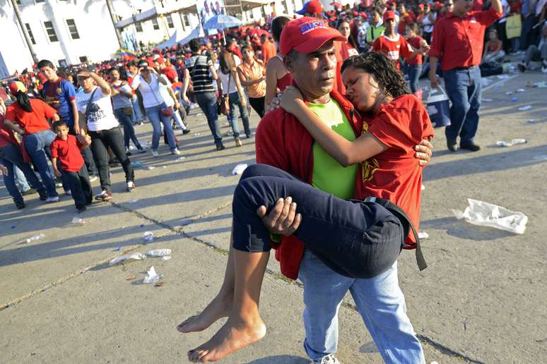 Alguns não suportaram as longas horas na fila para ver o corpo do ex-presidente