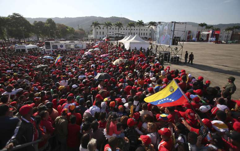 Multidão aguarda para entrar na Academia Militar de Caracas e se despedir de Chávez