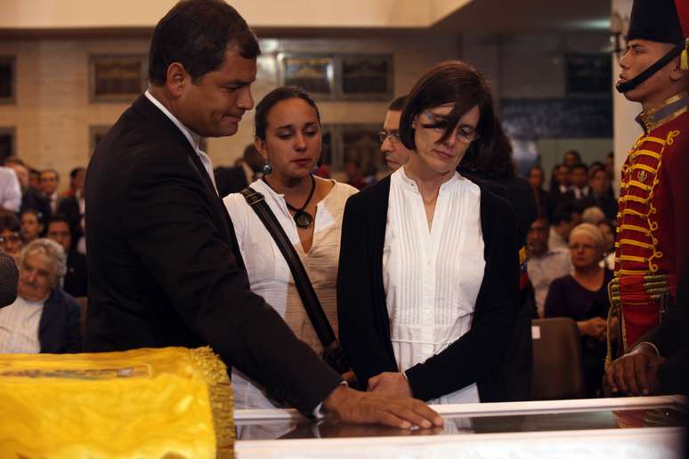<p>O presidente equatoriano, Rafael Correa, e sua mulher, Anne Malherbe, se despediram de Chávez durante funeral</p>