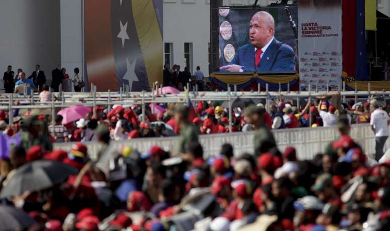 <p>Nos primeiros dias, longas filas se formaram para homenagear Ch&aacute;vez</p>