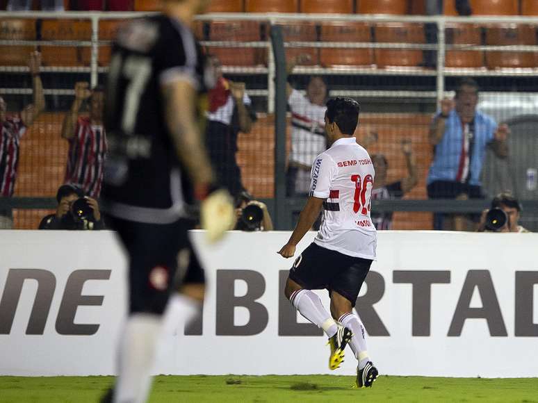 <p>Jadson abriu o placar para o São Paulo no final do primeiro tempo</p>