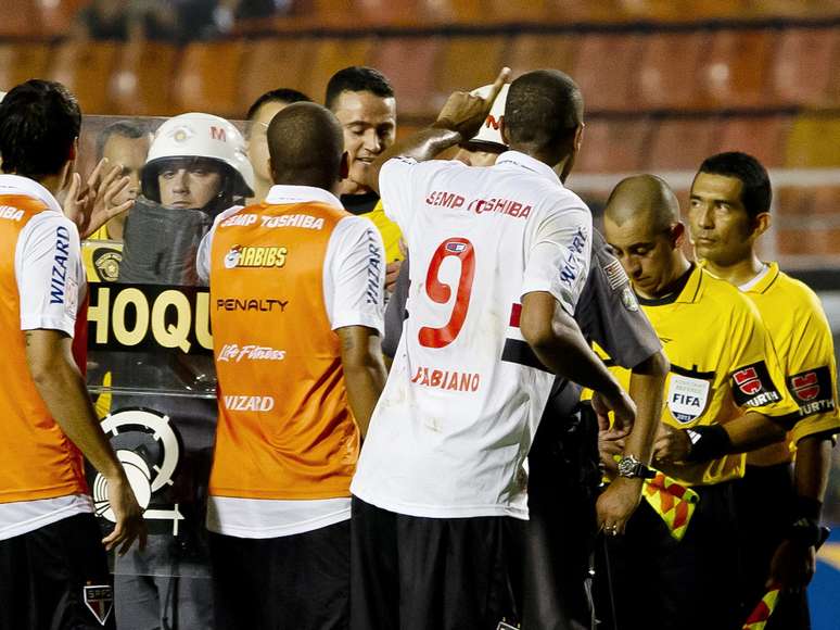 <p>Luís Fabiano acabou expulso após o final do empate</p>