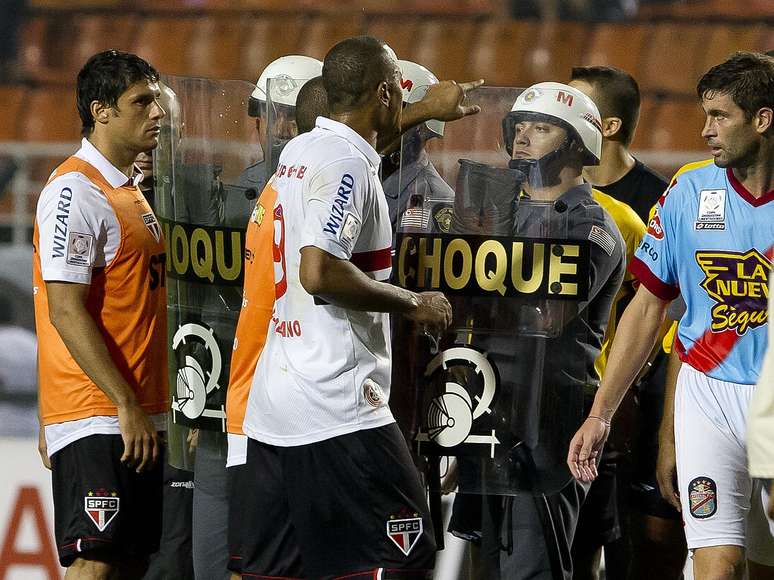 Uma discussão aparentemente tranquila entre Luís Fabiano e o árbitro Wilmar Roldán após o jogo ficou acalorada e causou a expulsão do camisa 9 são-paulino