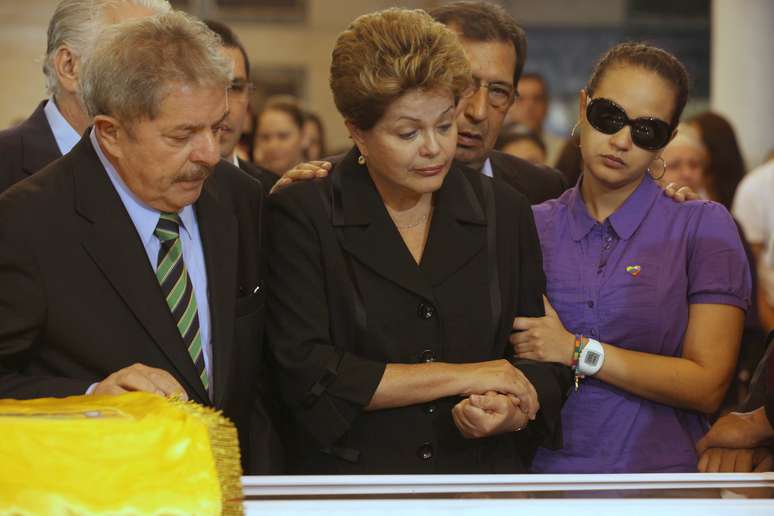 <p>Ao lado de Lula, Dilma se despedem de Hugo Chávez durante velório na última quinta-feira</p>