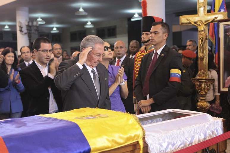 Chefes de estado visitantes caminham ao lado do caixão do presidente da Venezuela, Hugo Chávez, em Caracas, Venezuela. 8/03/2013