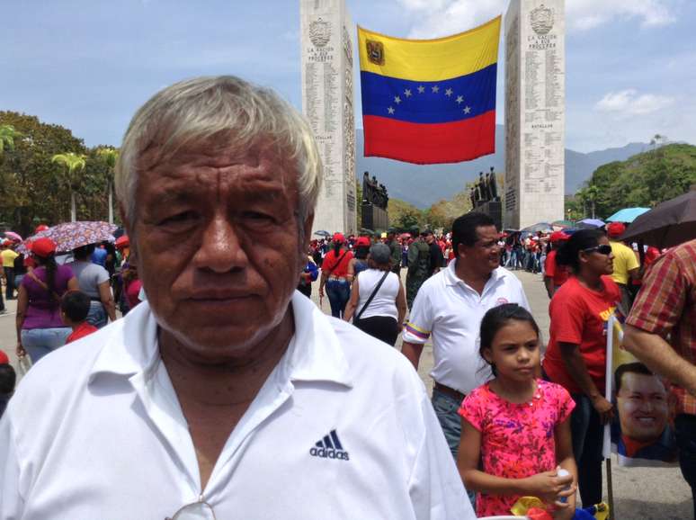 O pedreiro de 62 anos diz que governo sob Chávez lhe deu moradia e permitiu que filhos fossem à universidade