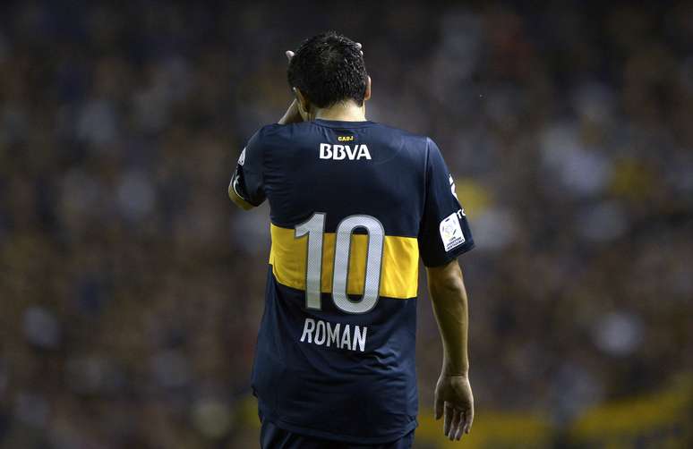 Riquelme lamenta lance durante derrota do Boca Juniors em casa