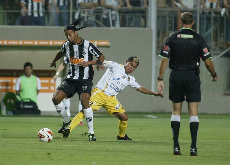 <p>Ronaldinho foi o destaque da partida nesta quinta-feira</p>