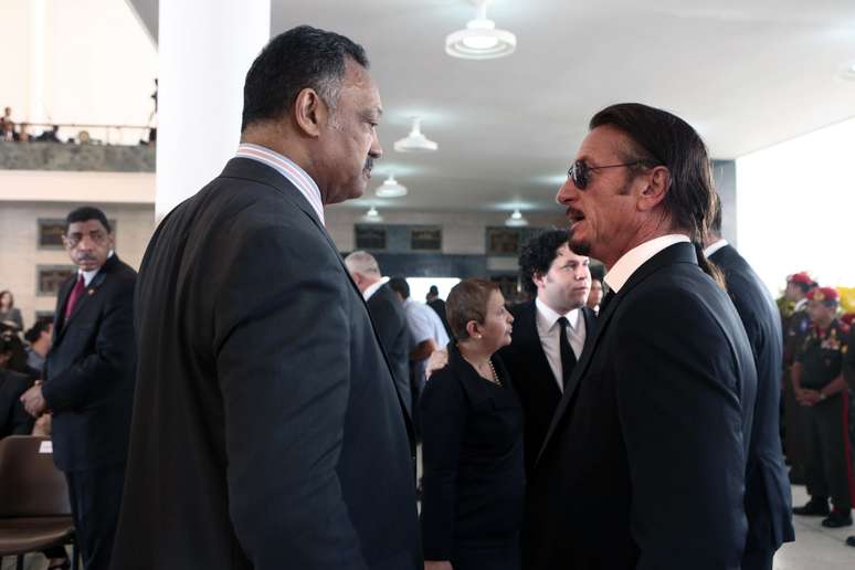 O pastor Jesse Jackson conversa com o ator Sean Penn durante o velório de Chávez