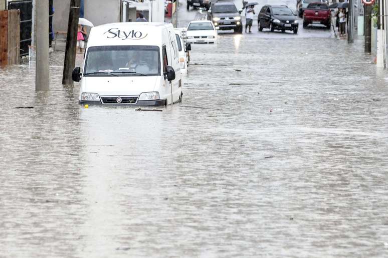 Chuva causou alagamento e transtornos nas ruas de Florianópolis
