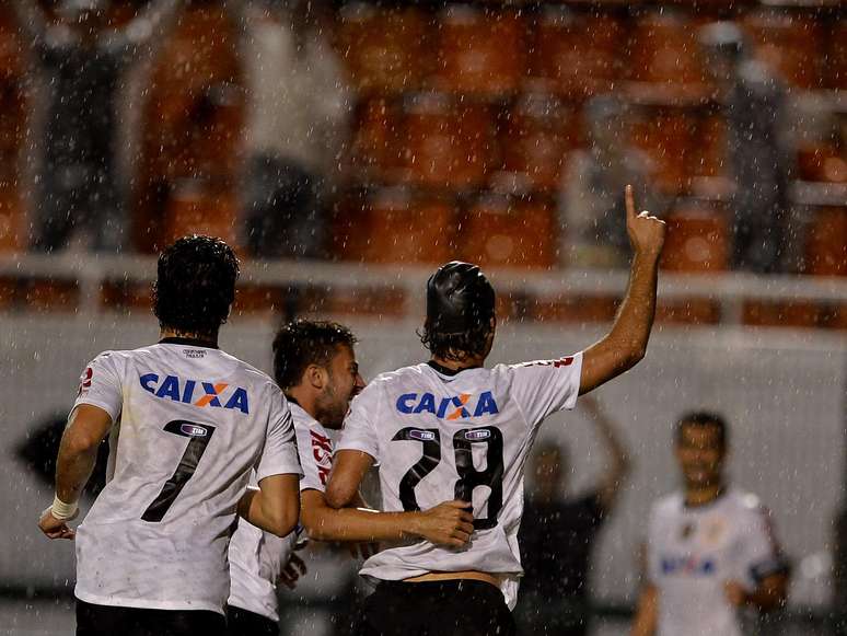 Jogadores do Corinthians comemoram gol de Felipe, que garantiu a vitória sobre o Ituano no Pacaembu