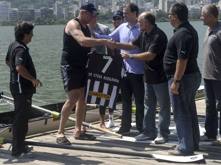 <p>Na Lagoa Rodrigo de Freitas, Steve Redgrave remou com atletas do Botafogo e ganhou camisa do clube</p>