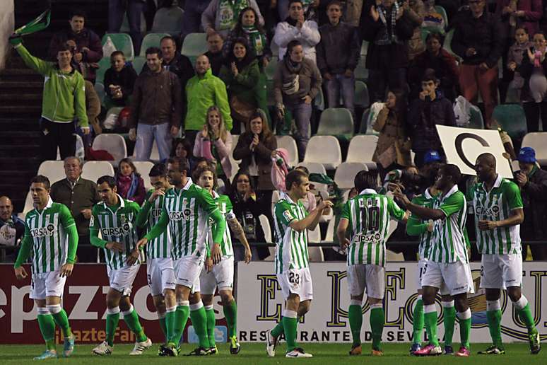 Jogadores do Betis comemoram vitória sobre o Osasuna