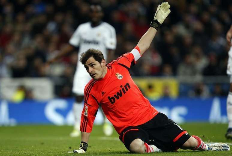 Capitão e goleiro do Real Madrid, Iker Casillas, durante partida de quartas de final da Copa do Rei contra o Valencia, no estádio Santiago Bernabeu, em Madrid, janeiro de 2013. Casillas deve se recuperar de uma fratura na mão nas próximas semanas, mas o goleiro e capitão do Real Madrid pode acabar ficando no banco graças à boa fase do seu substituto Diego López. 15/01/2013