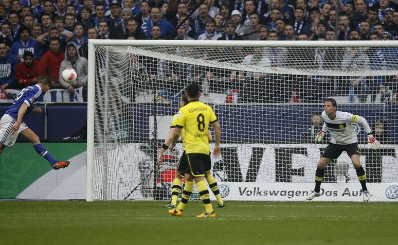 Com gol de Huntelaar, o Schalke venceu o Borussia Dortmund por 2 a 1, complicou o rival e chegou ao quarto lugar do Campeonato Alemão
